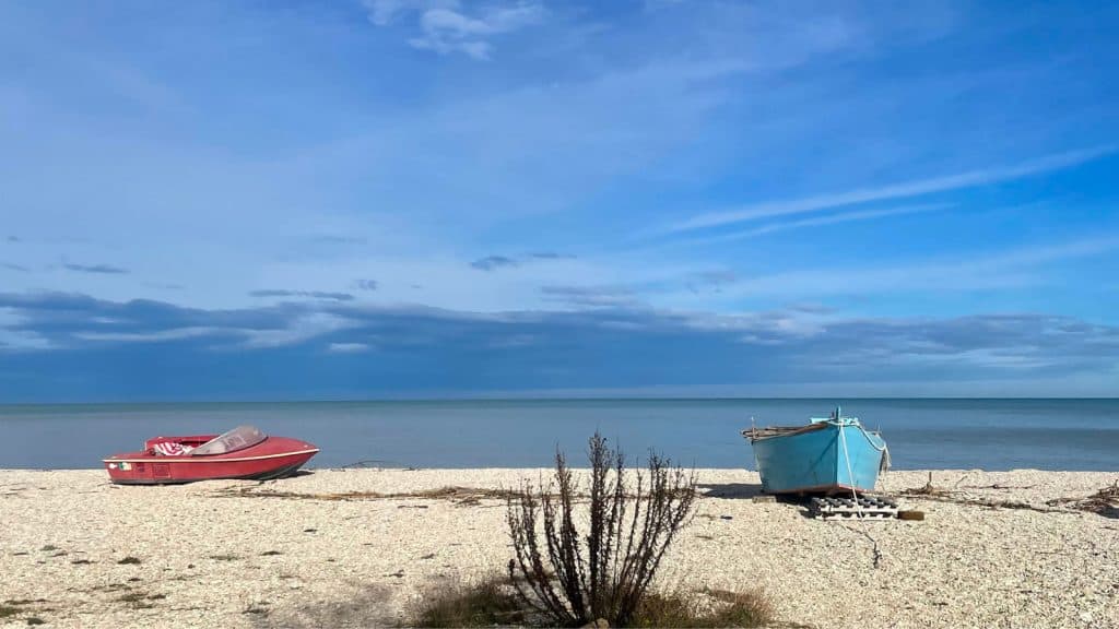 zwei boote am starnd